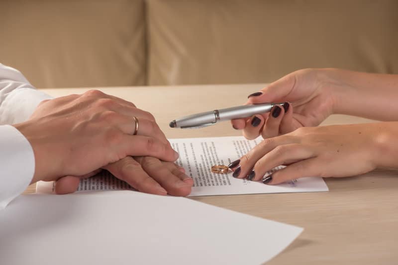 8 reasons you shouldnt divorce without a lawyer